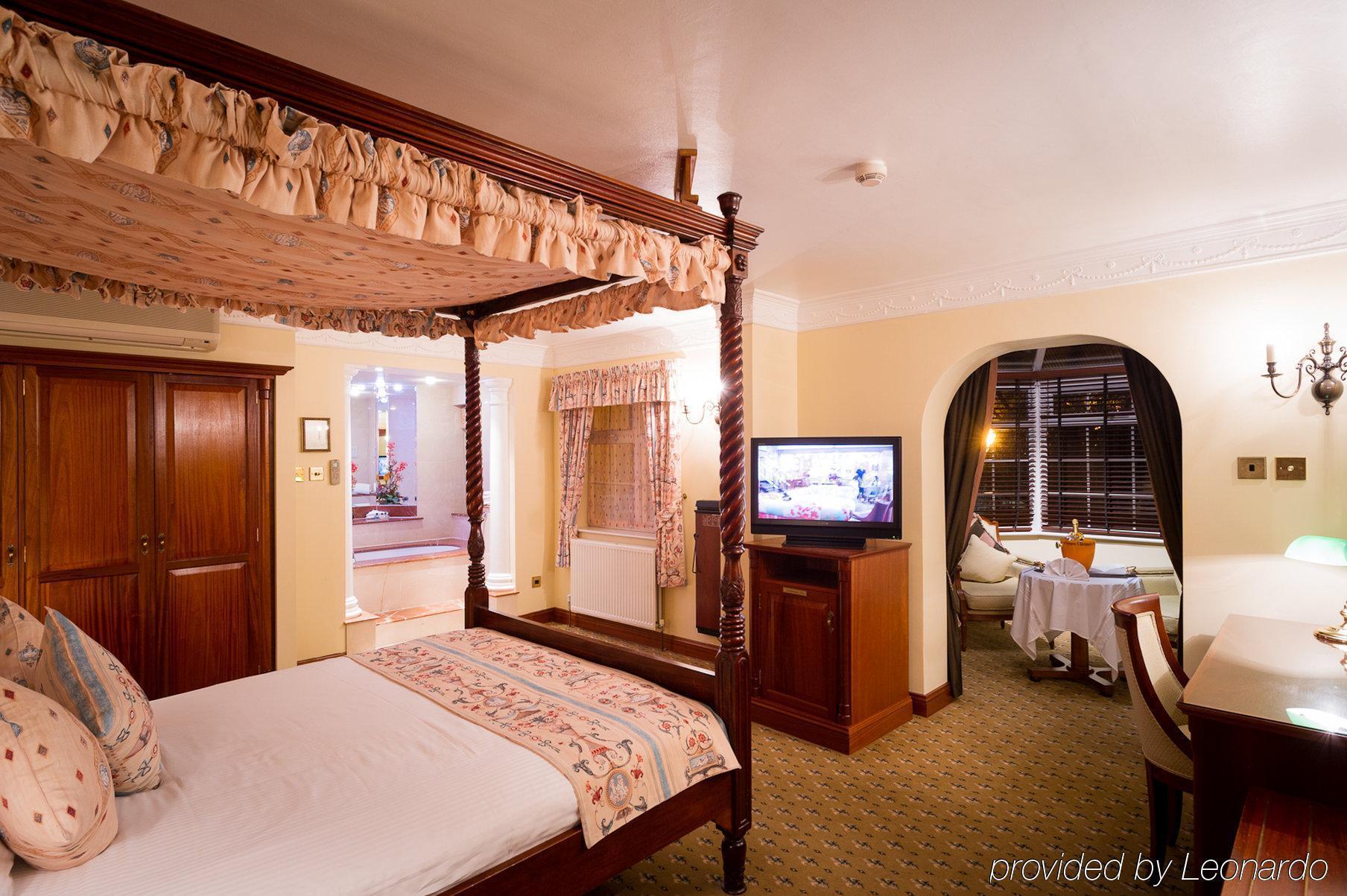 The Royal Chace Hotel Enfield Oda fotoğraf
