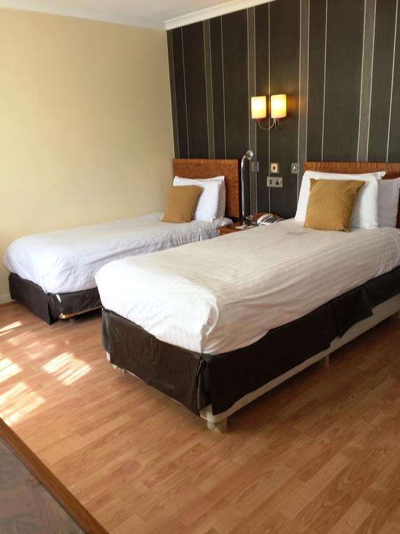 The Royal Chace Hotel Enfield Dış mekan fotoğraf
