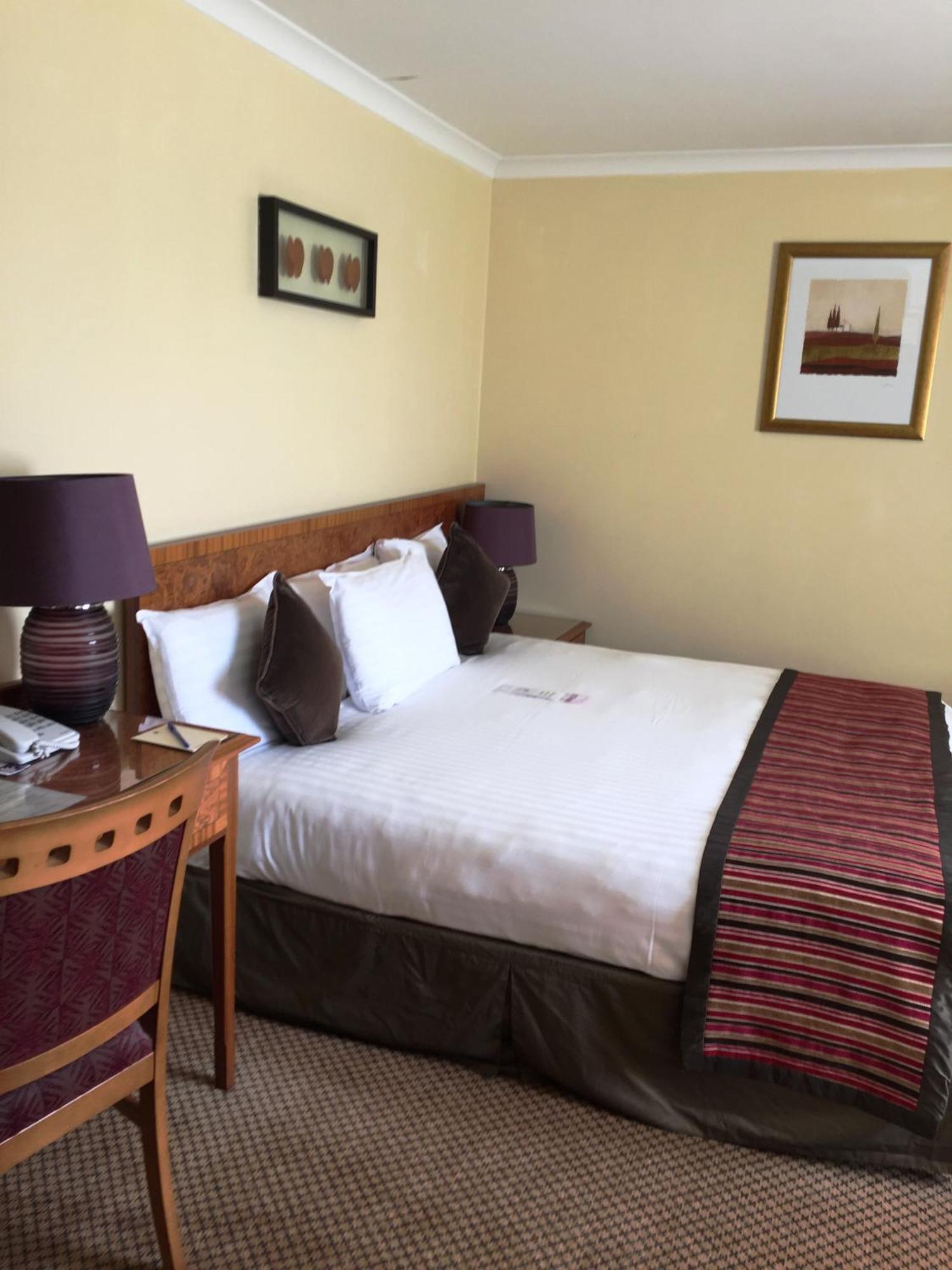 The Royal Chace Hotel Enfield Dış mekan fotoğraf