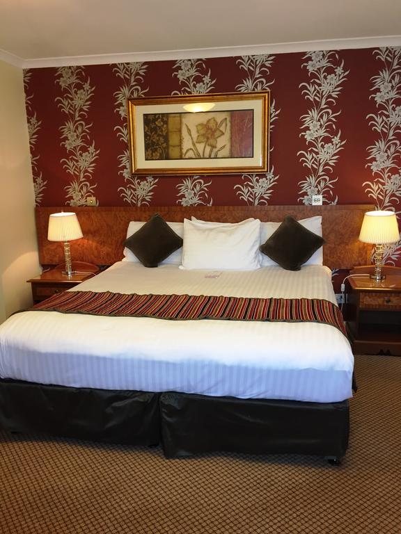 The Royal Chace Hotel Enfield Dış mekan fotoğraf