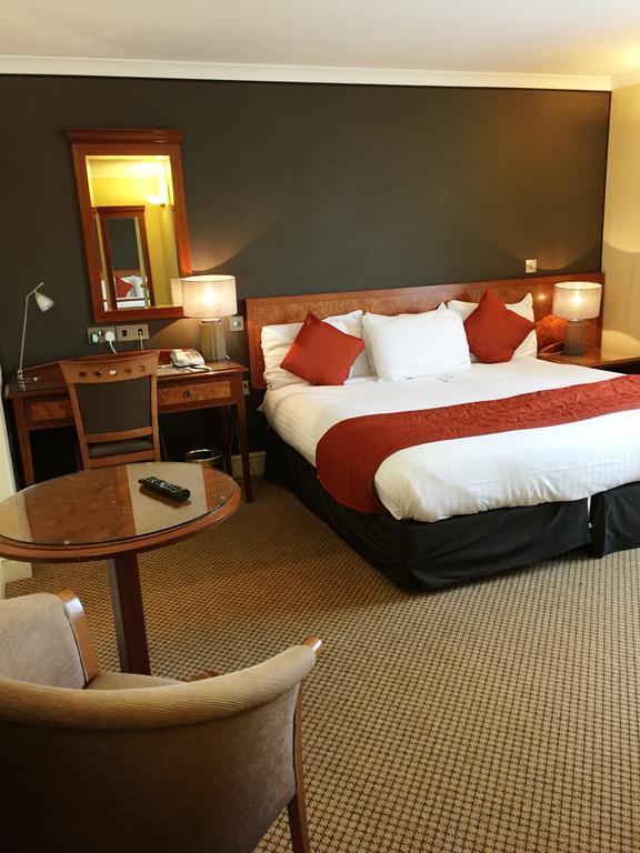 The Royal Chace Hotel Enfield Dış mekan fotoğraf