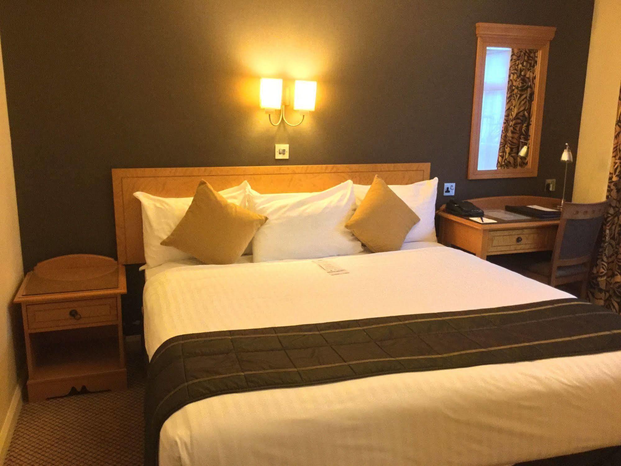 The Royal Chace Hotel Enfield Dış mekan fotoğraf