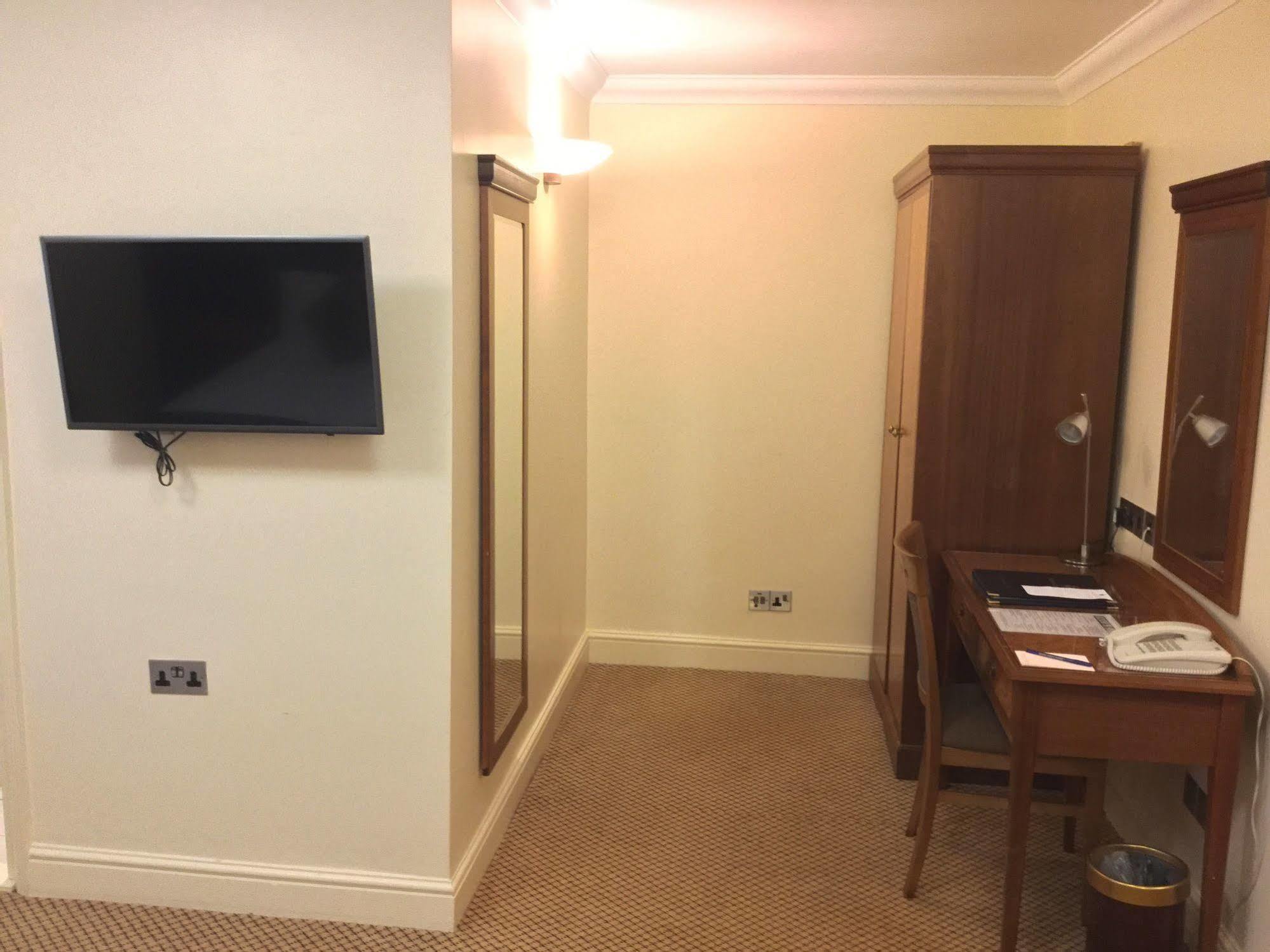 The Royal Chace Hotel Enfield Dış mekan fotoğraf